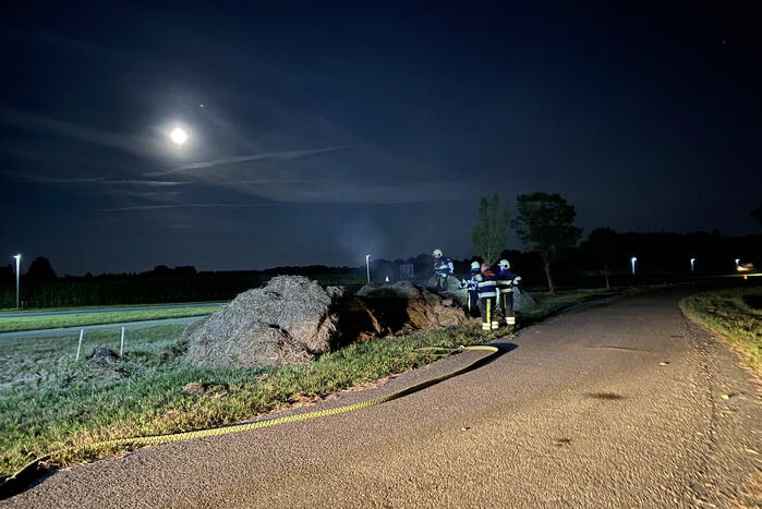 Broei in berg gemaaid gras