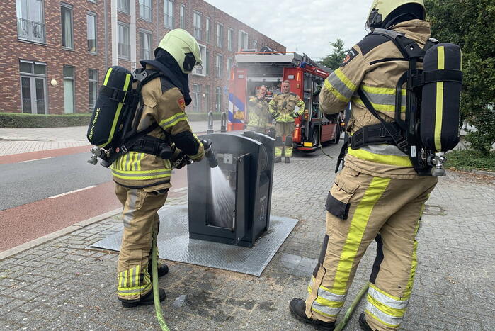 Brandweer blust brand in ondergrondse container