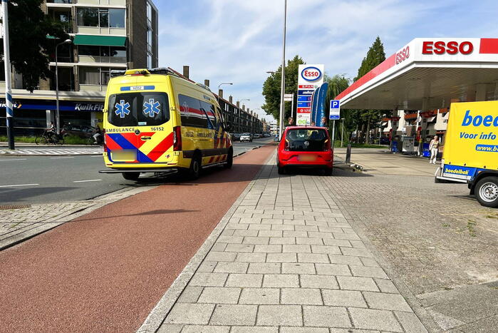 Automobilist ziet scooterrijder over het hoofd