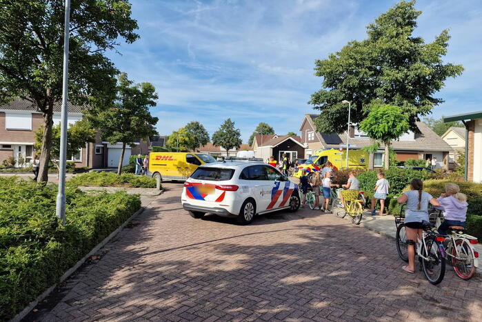 Automobiliste ziet DHL bezorg bus over het hoofd