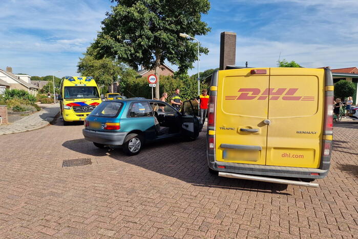 Automobiliste ziet DHL bezorg bus over het hoofd