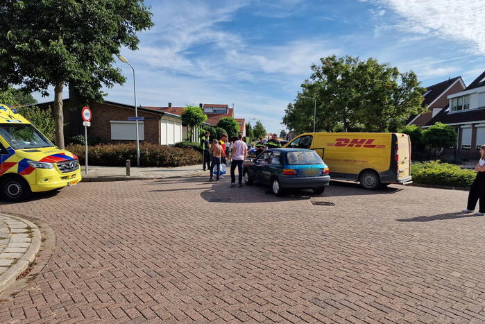 Automobiliste ziet DHL bezorg bus over het hoofd