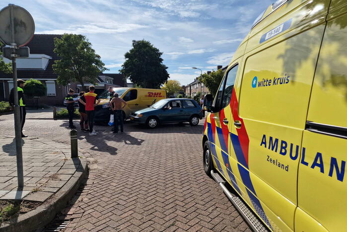 Automobiliste ziet DHL bezorg bus over het hoofd