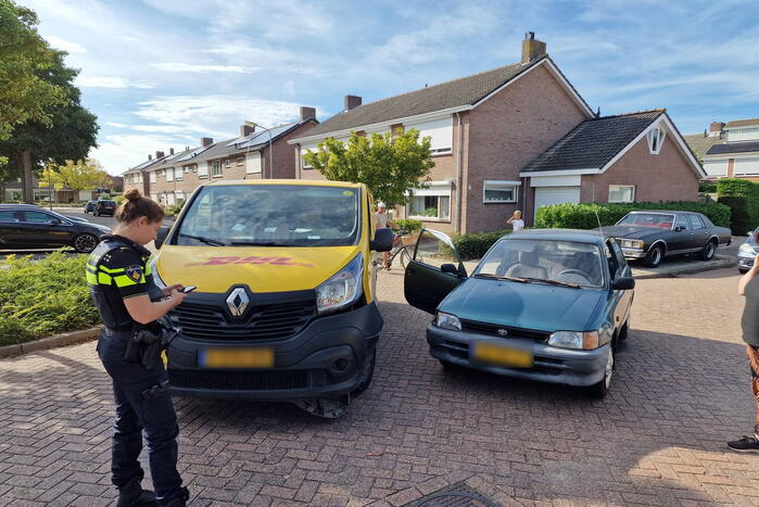 Automobiliste ziet DHL bezorg bus over het hoofd