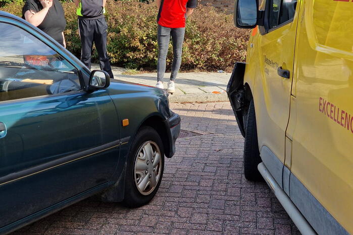 Automobiliste ziet DHL bezorg bus over het hoofd