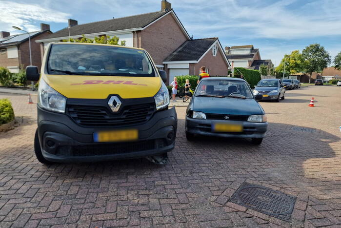 Automobiliste ziet DHL bezorg bus over het hoofd