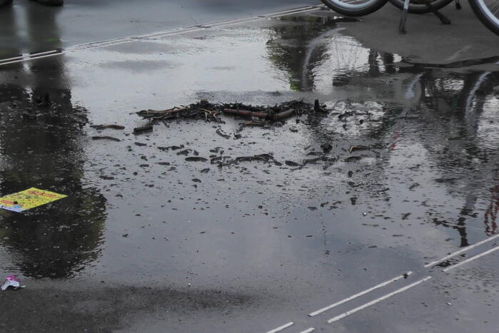 Rieten fietsmand in vlammen opgegaan