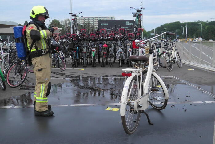 Rieten fietsmand in vlammen opgegaan