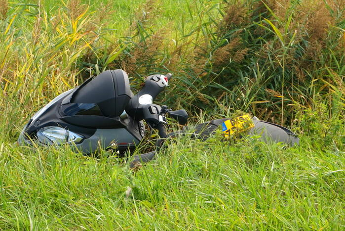 Bestuurder van motorfiets belandt in sloot