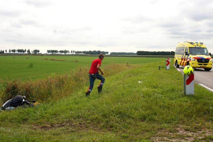 Bestuurder van motorfiets belandt in sloot