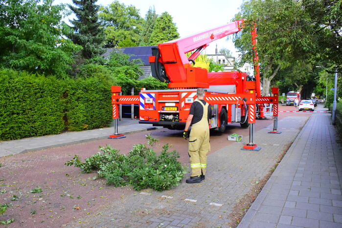 Brandweer ingezet voor gevaarlijk hangende tak