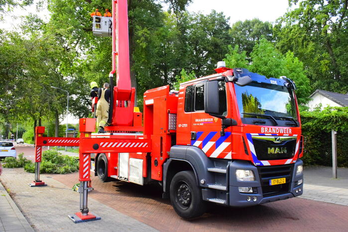 Brandweer ingezet voor gevaarlijk hangende tak