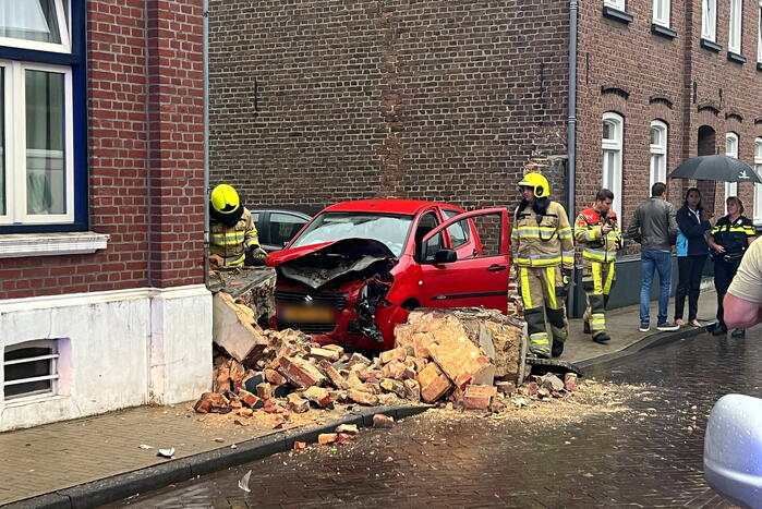 Grote schade aan muur door bezorgauto