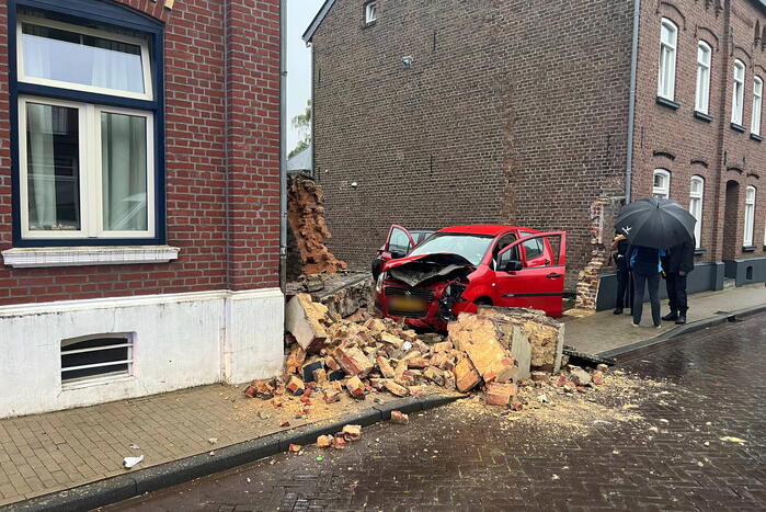 Grote schade aan muur door bezorgauto