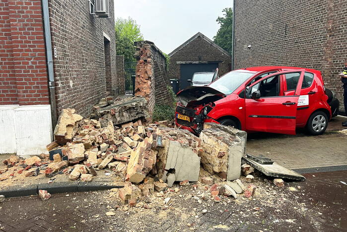 Grote schade aan muur door bezorgauto