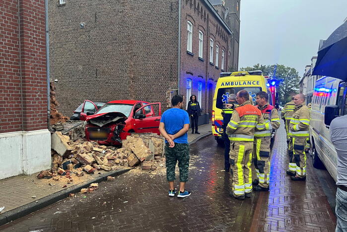 Grote schade aan muur door bezorgauto