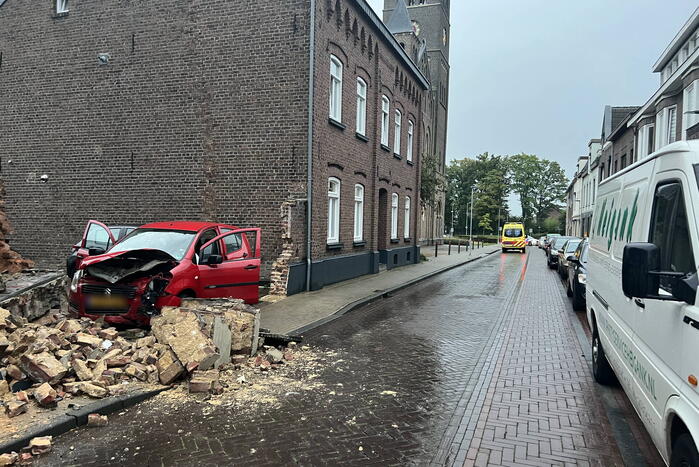Grote schade aan muur door bezorgauto