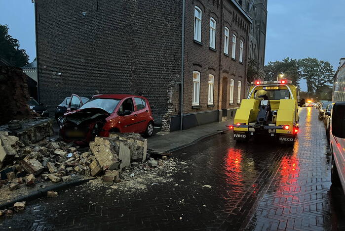 Grote schade aan muur door bezorgauto