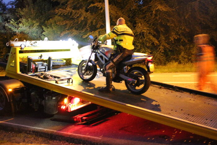 Motorrijder ten val na inhaalactie