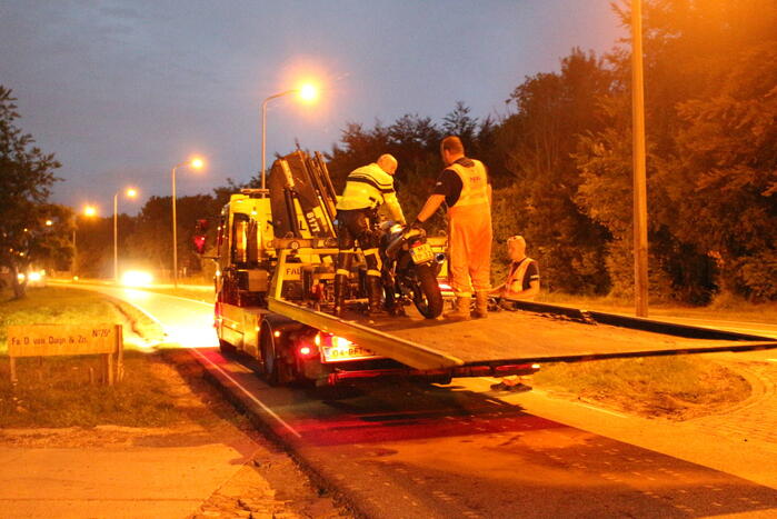 Motorrijder ten val na inhaalactie