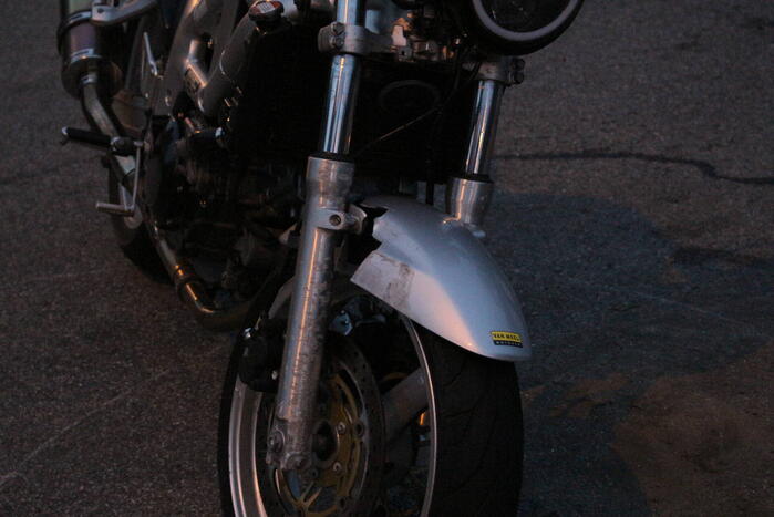 Motorrijder ten val na inhaalactie