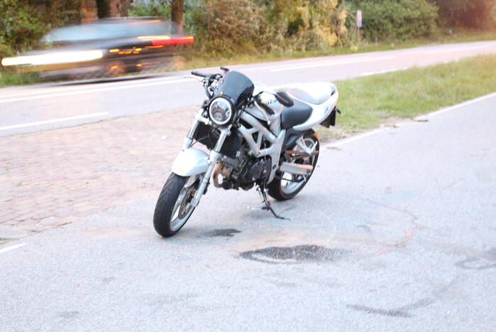 Motorrijder ten val na inhaalactie