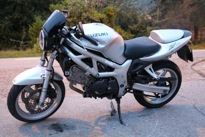 Motorrijder ten val na inhaalactie