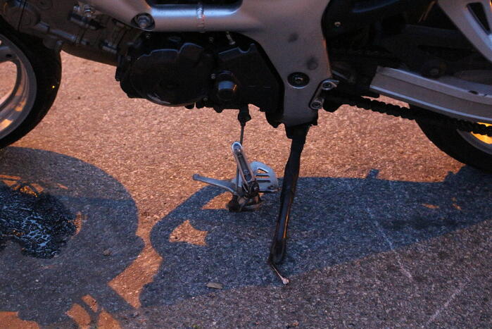 Motorrijder ten val na inhaalactie