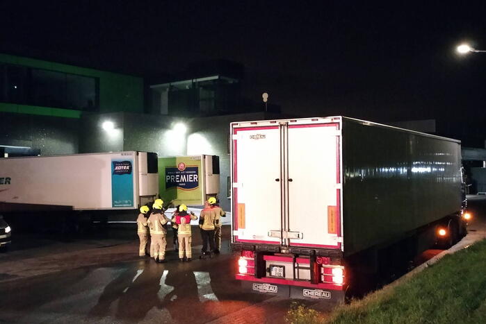 Straat afgezet na brandstoflekkage bij vrachtwagen