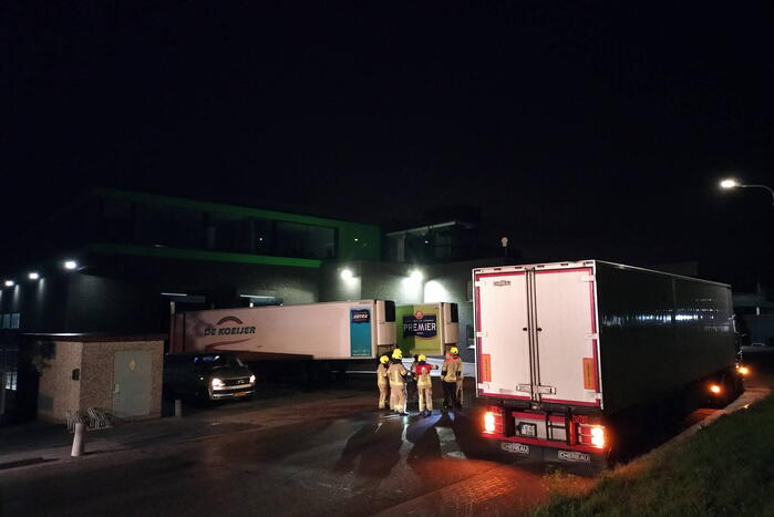 Straat afgezet na brandstoflekkage bij vrachtwagen