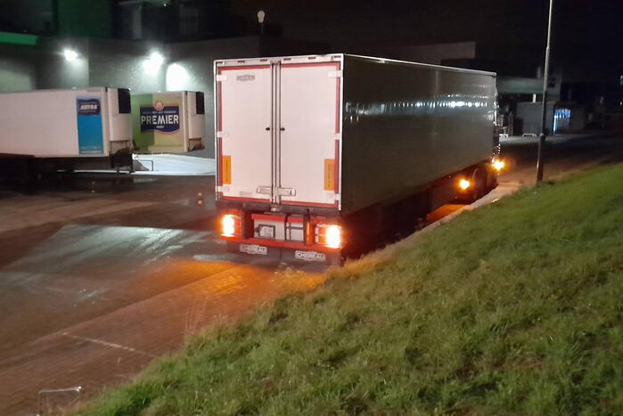 Straat afgezet na brandstoflekkage bij vrachtwagen