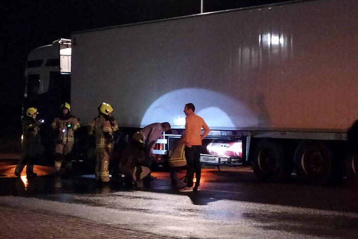 Straat afgezet na brandstoflekkage bij vrachtwagen