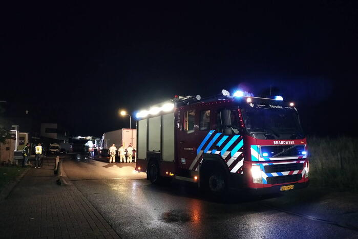 Straat afgezet na brandstoflekkage bij vrachtwagen