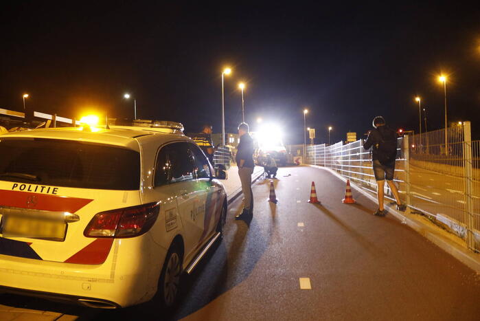Twee wegebruikers botsen op fietspad