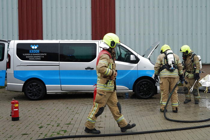 Bestelbus vliegt in brand na mogelijk kortsluiting