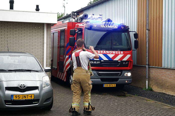 Bestelbus vliegt in brand na mogelijk kortsluiting