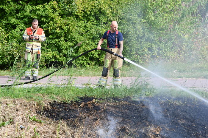 Man helpt brand blussen met emmers water