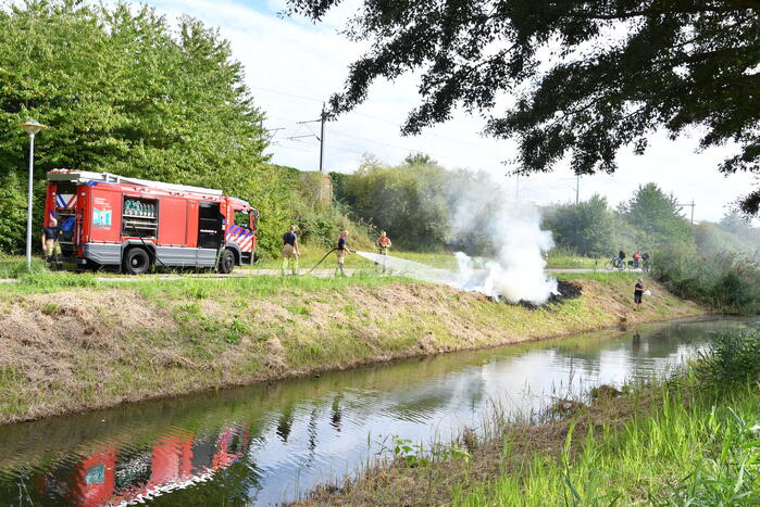 Man helpt brand blussen met emmers water