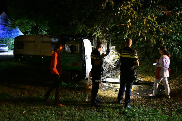 Sissende gasfles bij brand in caravan