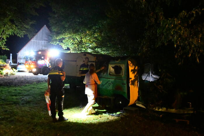 Sissende gasfles bij brand in caravan