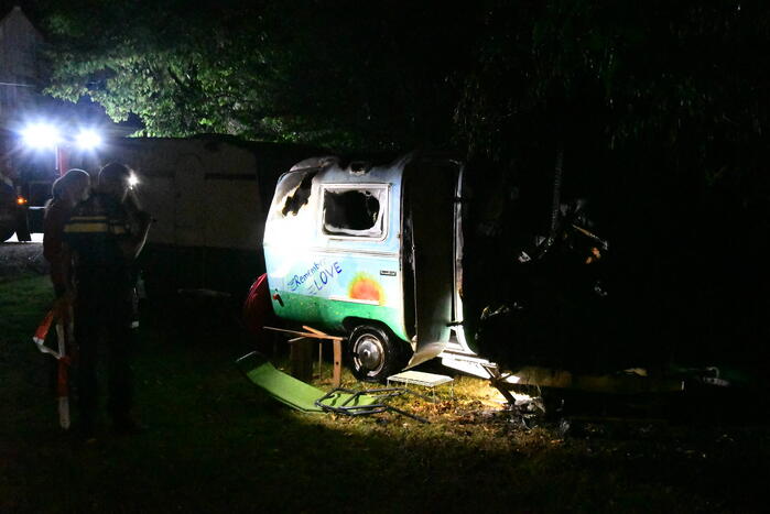Sissende gasfles bij brand in caravan
