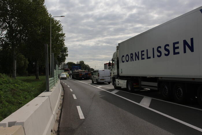 Automobiliste botst op geluidswal