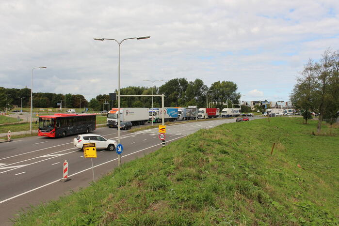 Automobiliste botst op geluidswal