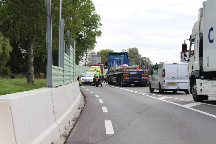 Automobiliste botst op geluidswal