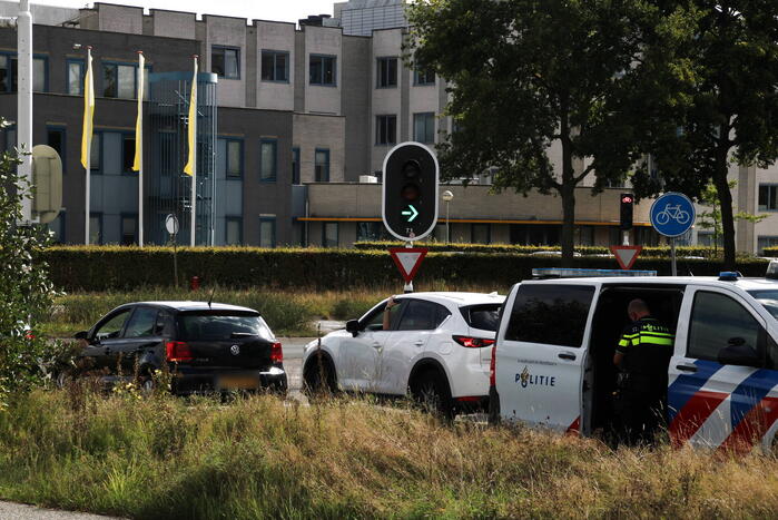 Auto's botsen voor stoplicht