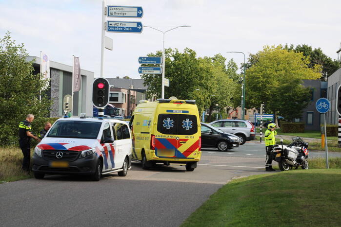 Auto's botsen voor stoplicht