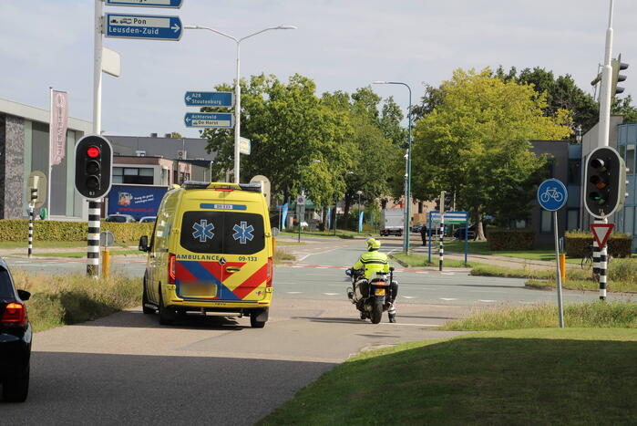 Auto's botsen voor stoplicht