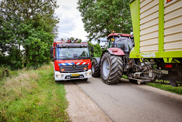 Brandweer doet onderzoek naar vreemde lucht in boerderijwoning
