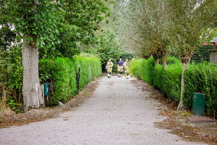 Brandweer doet onderzoek naar vreemde lucht in boerderijwoning