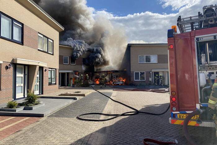 Enorme vlammen en rookwolken bij woningbrand